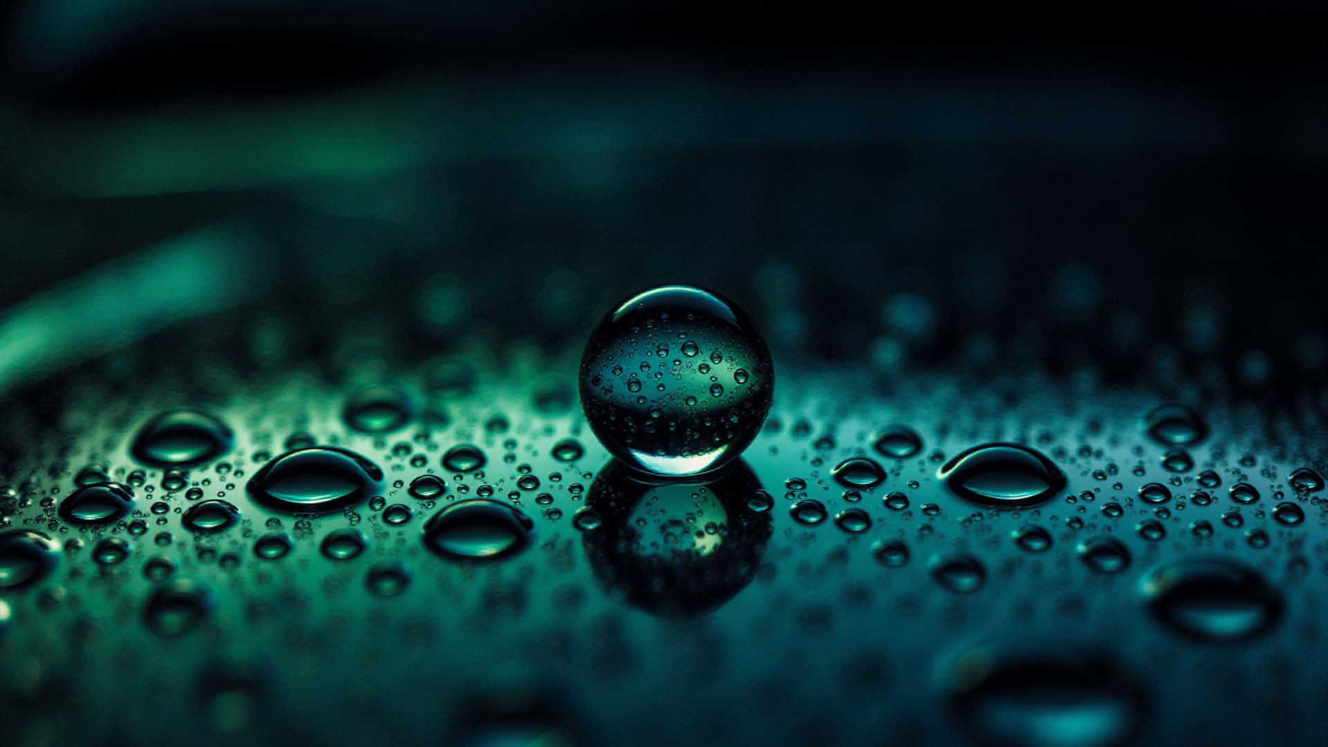 セラミックコーティングが施された車両に弾ける水滴